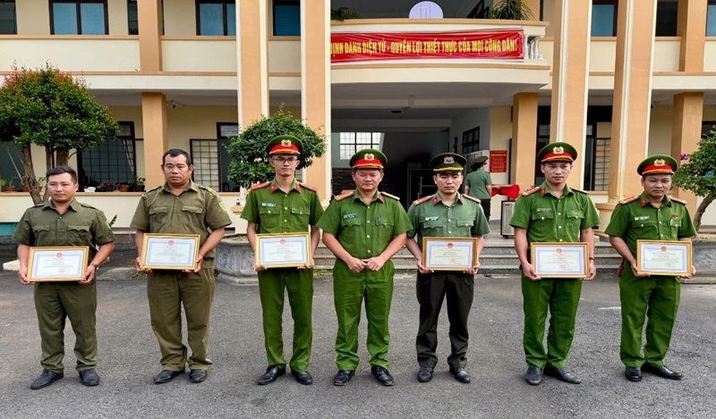 UBND xã Hiệp Thạnh khen thưởng cho các cá nhân có thành tích xuất sắc trong công tác phòng chống lũ lụt